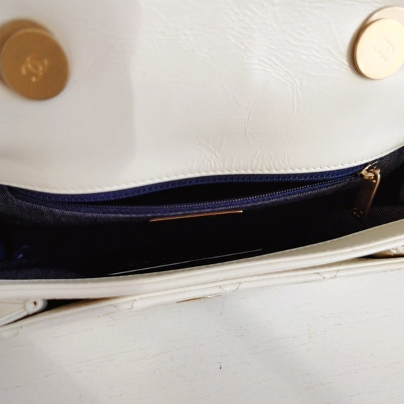 CHANEL Crinkled Calfskin Rope Flap White - Picture 6 of 9